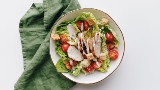 Sobras de pollo asado con espárragos y aderezo de albahaca