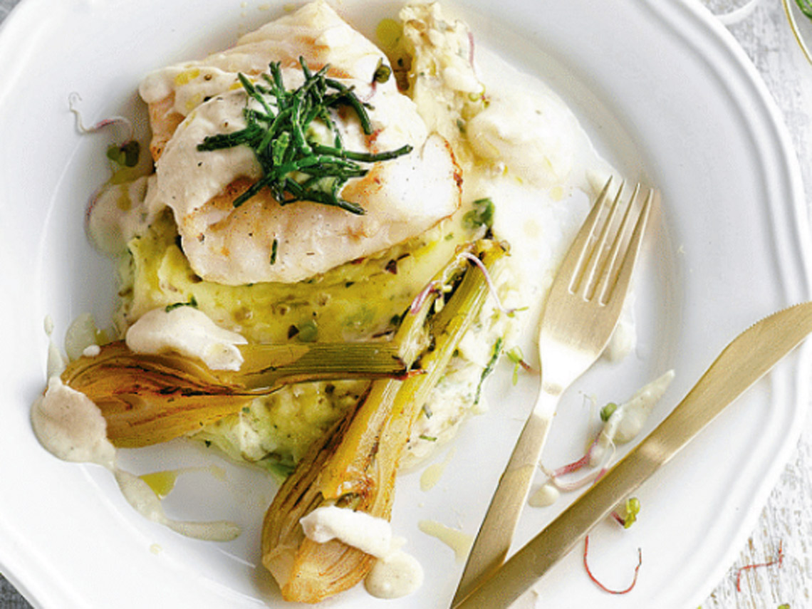 Bacalao con salsa de hinojo, puré de patatas y espárragos al anís