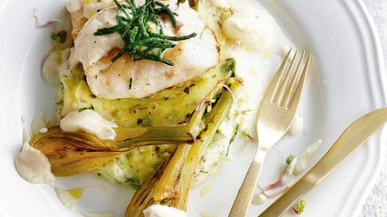 Bacalao con salsa de hinojo, puré de patatas y espárragos al anís