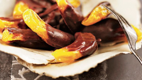 Mandarinas confitadas con chocolate negro