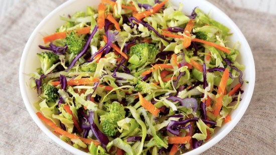 Ensalada de col con brócoli