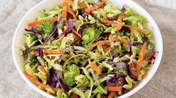 Ensalada de col con brócoli