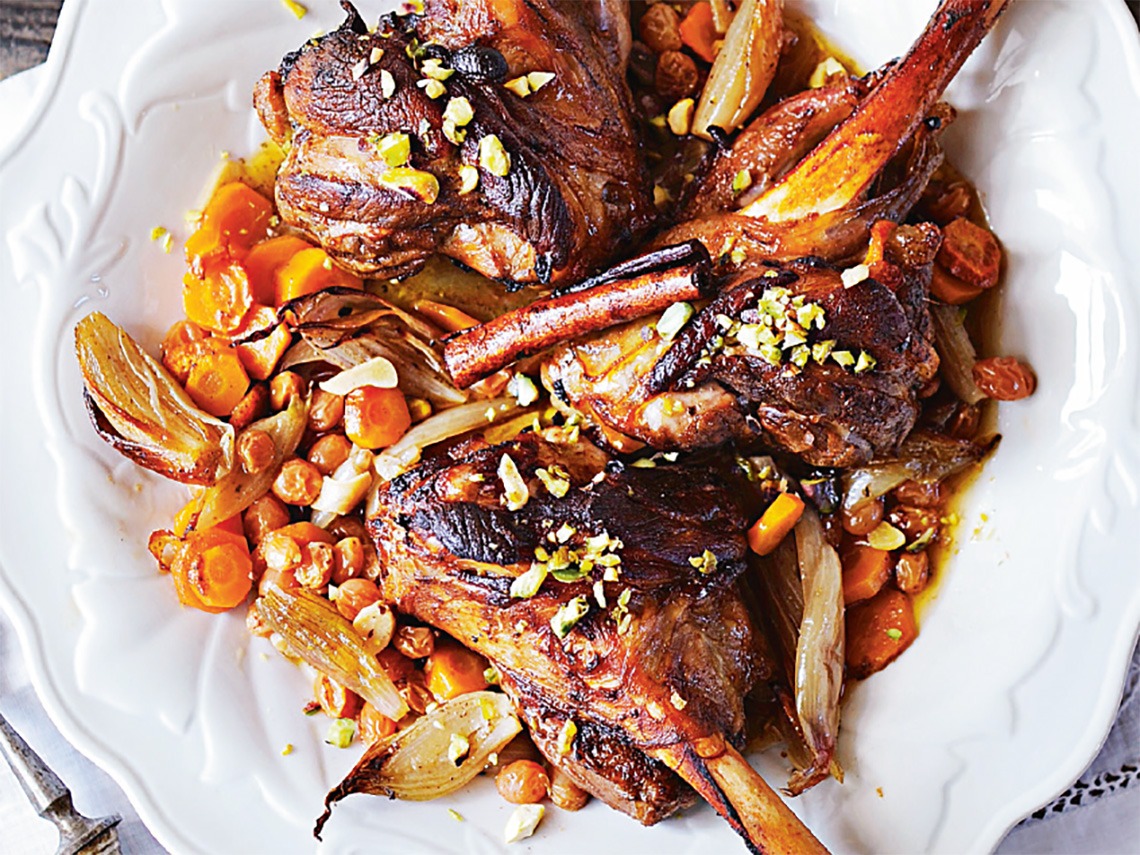 Codillo de cordero con verduras y canela