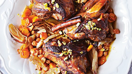 Codillo de cordero con verduras y canela