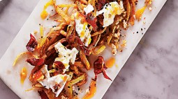 Huevos rotos con jamón ibérico y trufa