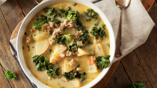 Sopa de pollo, judías y kale: un caldo nutritivo y sabroso
