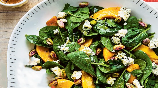 Ensalada de espinacas, membrillo salteado y queso azul