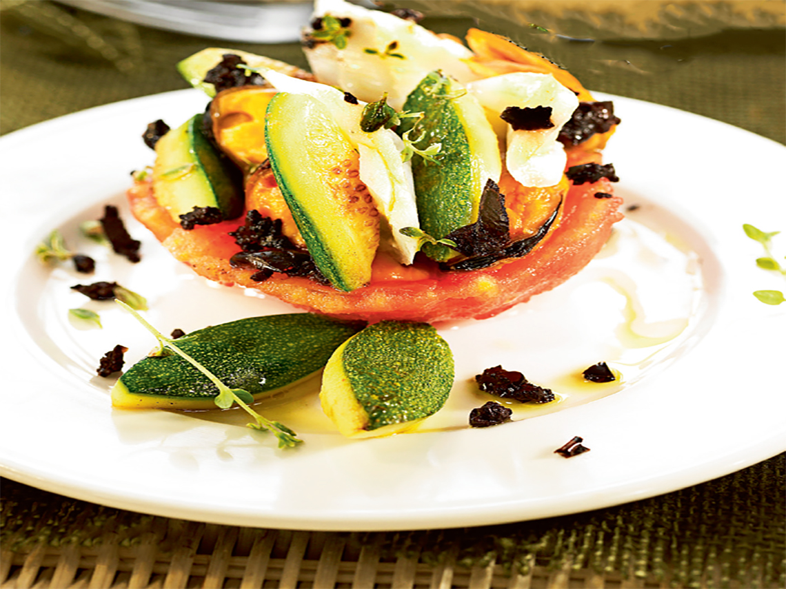 Tomates rellenos de mejillones, bacalao y calabacín