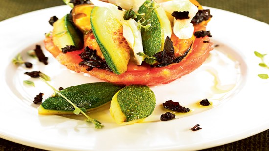 Tomates rellenos de mejillones, bacalao y calabacín