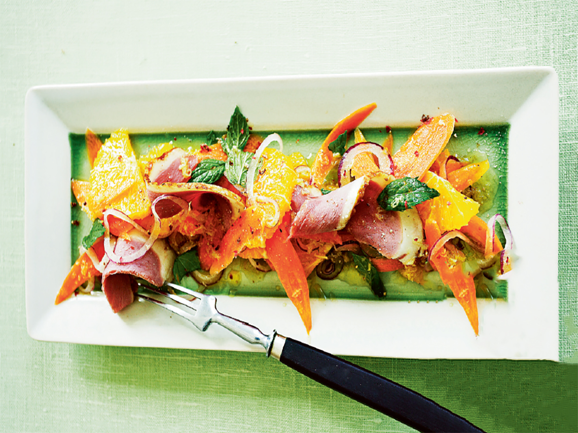 Ensalada de naranja y zanahoria con pechuga de pato ahumada