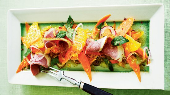 Ensalada de naranja y zanahoria con pechuga de pato ahumada