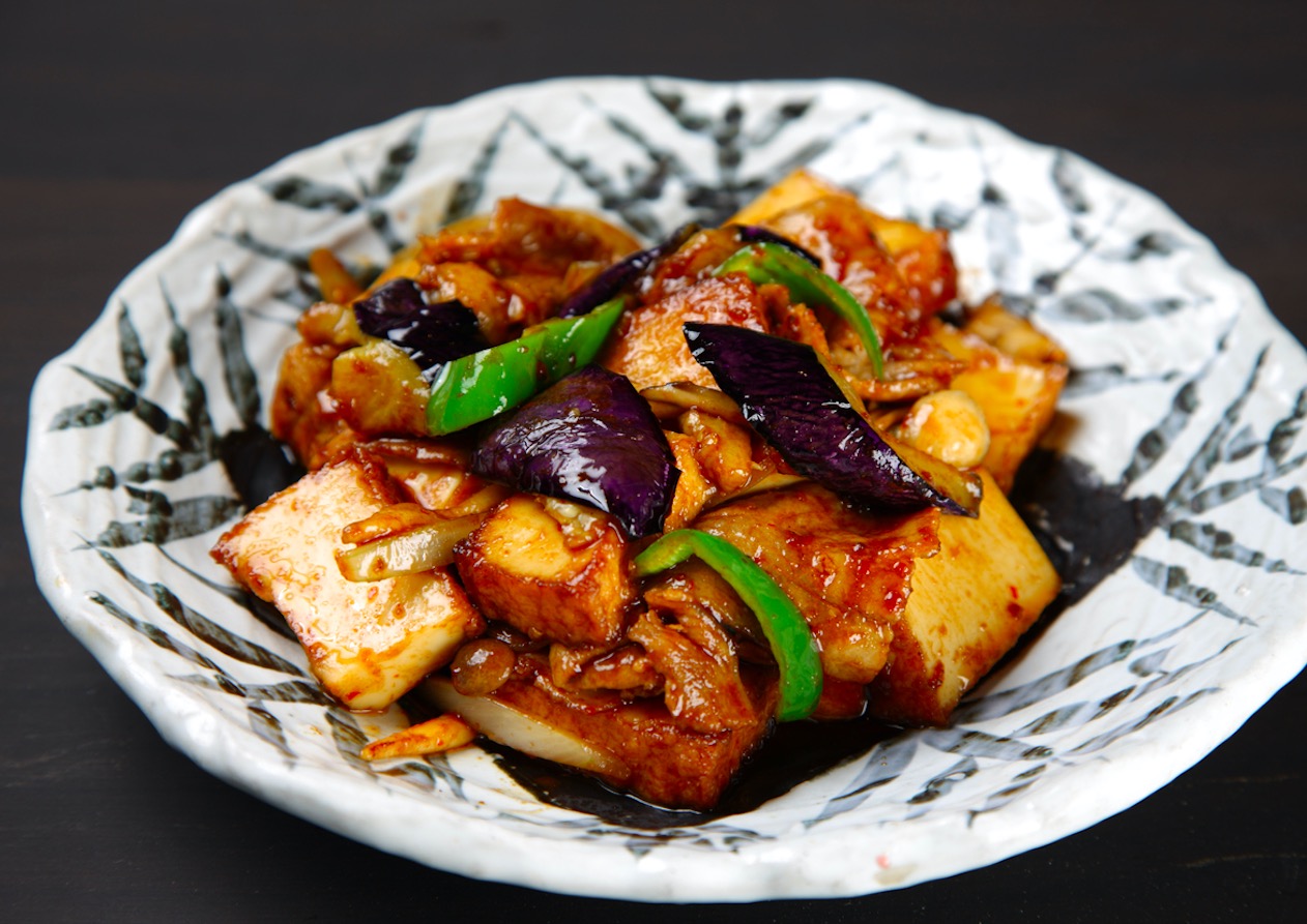 Revuelto de tofu y berenjena con pimienta negra