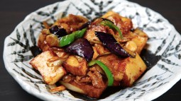 Revuelto de tofu y berenjena con pimienta negra