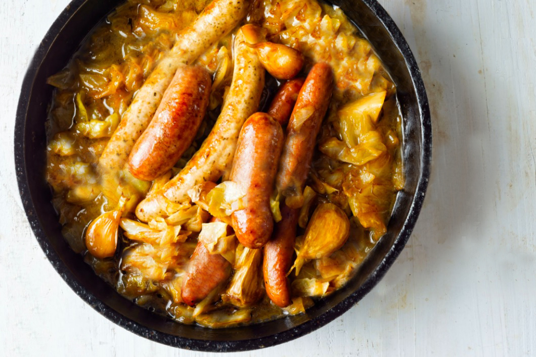 Cazuela de repollo y salchichas