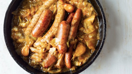 Cazuela de repollo y salchichas