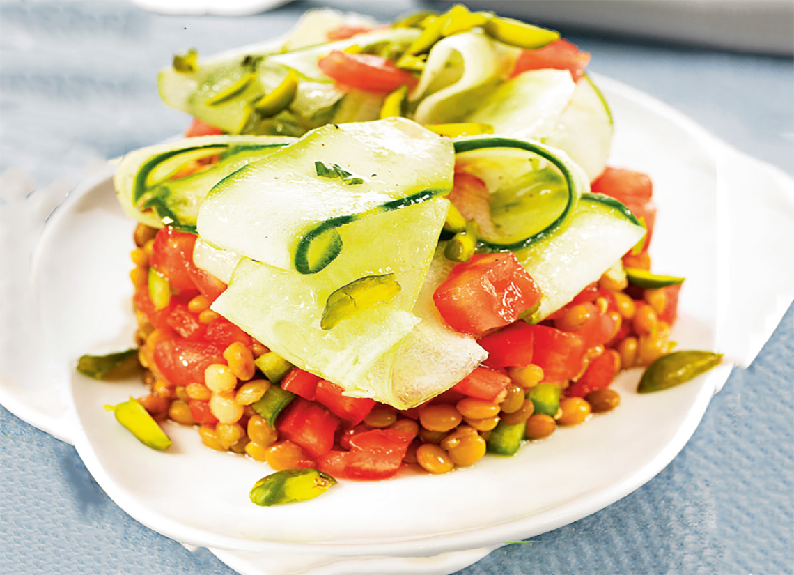 Timbal de lentejas, calabacín y pepino