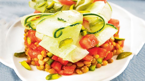 Timbal de lentejas, calabacín y pepino
