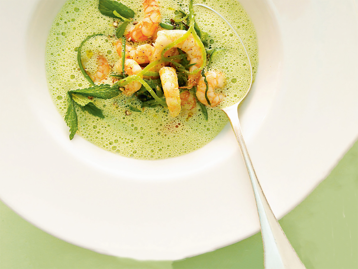 Sopa espumosa de guisantes con gambas