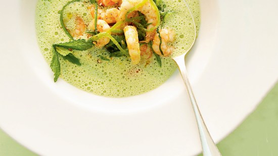 Sopa espumosa de guisantes con gambas