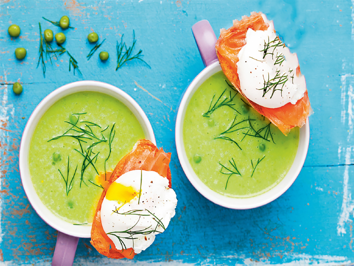 Crema de guisantes a la menta con huevo poché