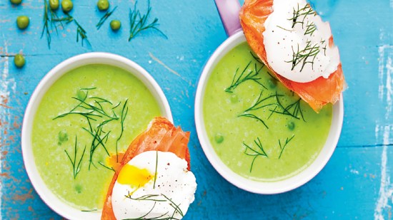 Crema de guisantes a la menta con huevo poché