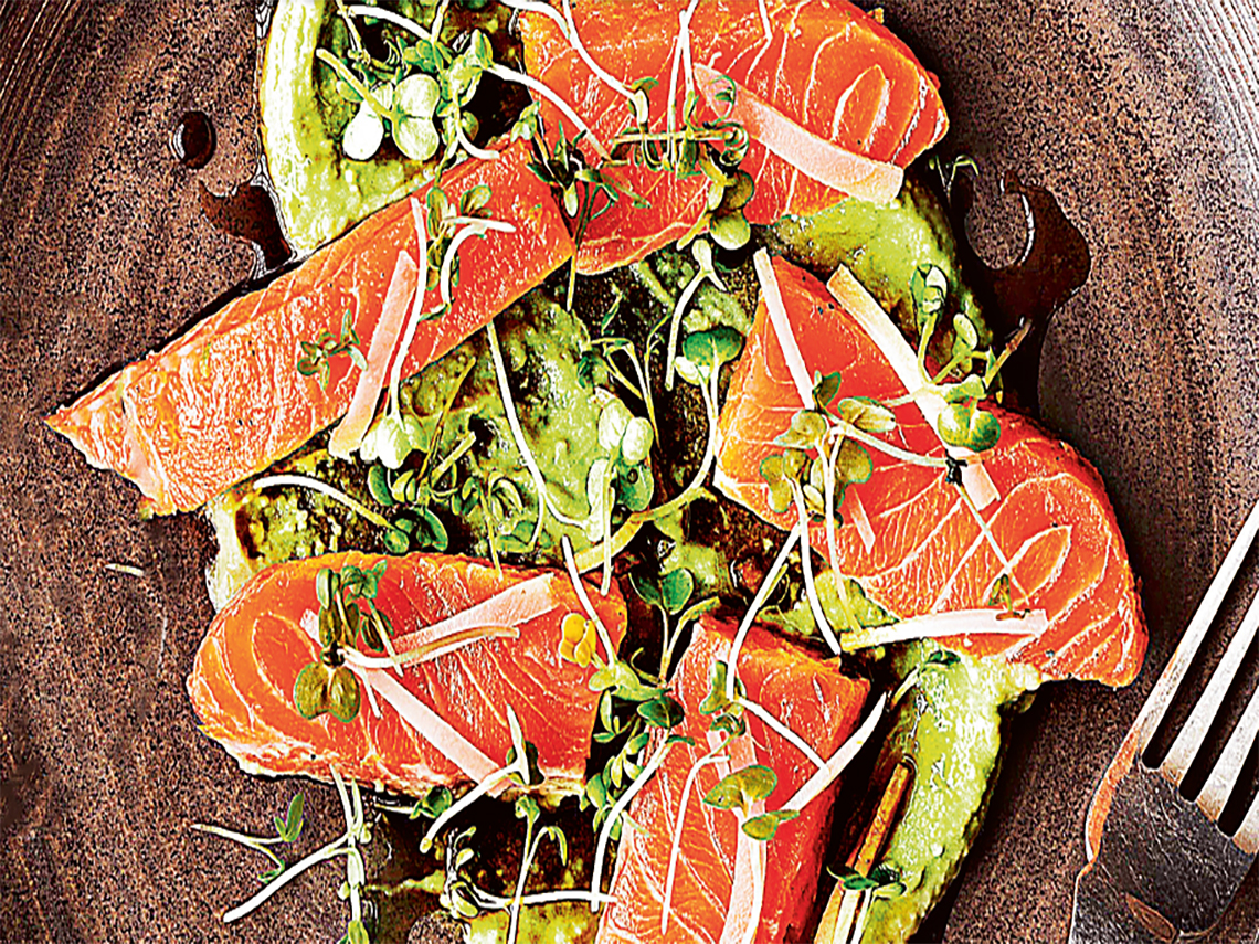 Salmón marinado con puré de aguacate y wasabi