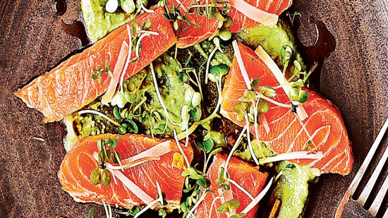 Salmón marinado con puré de aguacate y wasabi