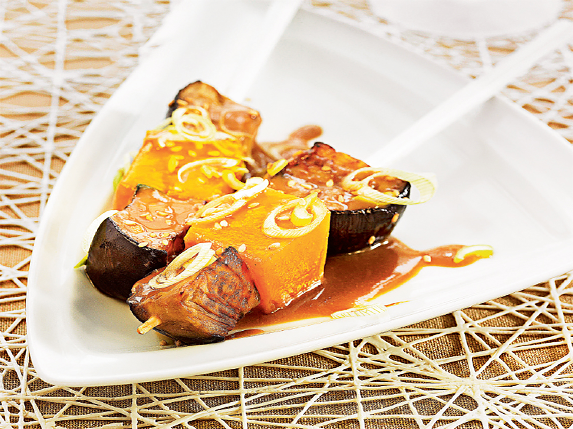 Pinchos de calabaza y berenjena con miso y mirin