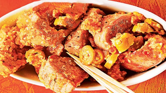 Pincho de cerdo con salsa de almendras y aceitunas