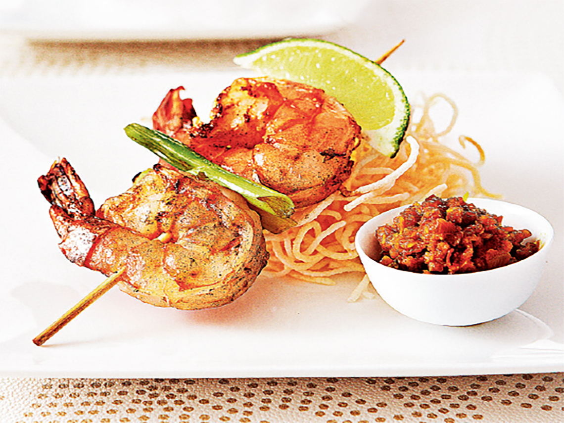 Brochetas de langostinos marinados, fideos fritos y salsa agridulce