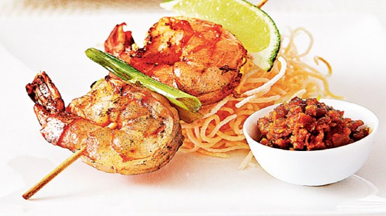 Brochetas de langostinos marinados, fideos fritos y salsa agridulce