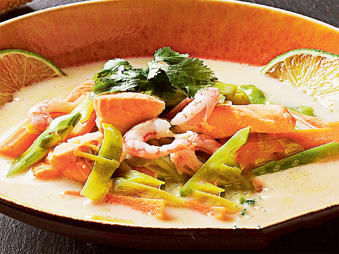 Sopa 'thai' de salmón y gambas