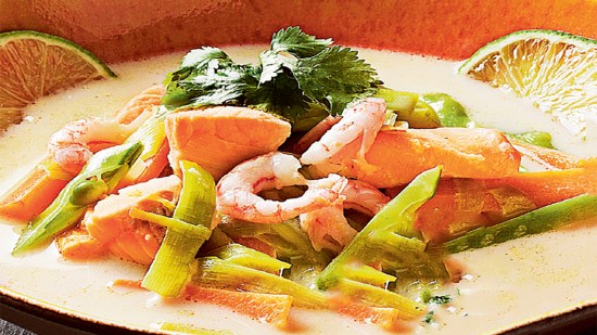 Sopa 'thai' de salmón y gambas