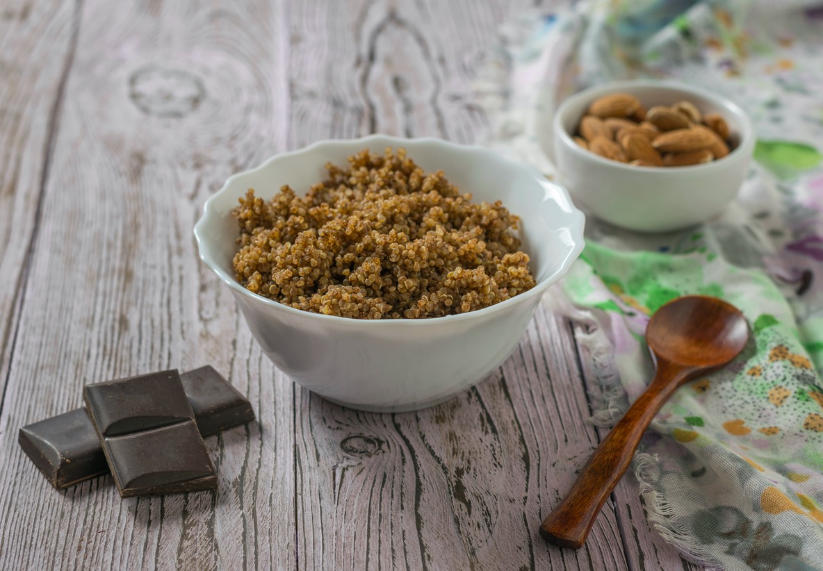 Tazón de desayuno de quinoa y chocolate negro