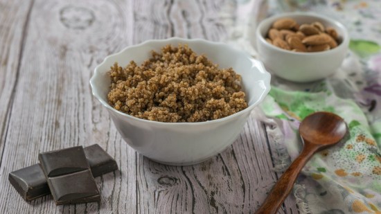 Tazón de desayuno de quinoa y chocolate negro