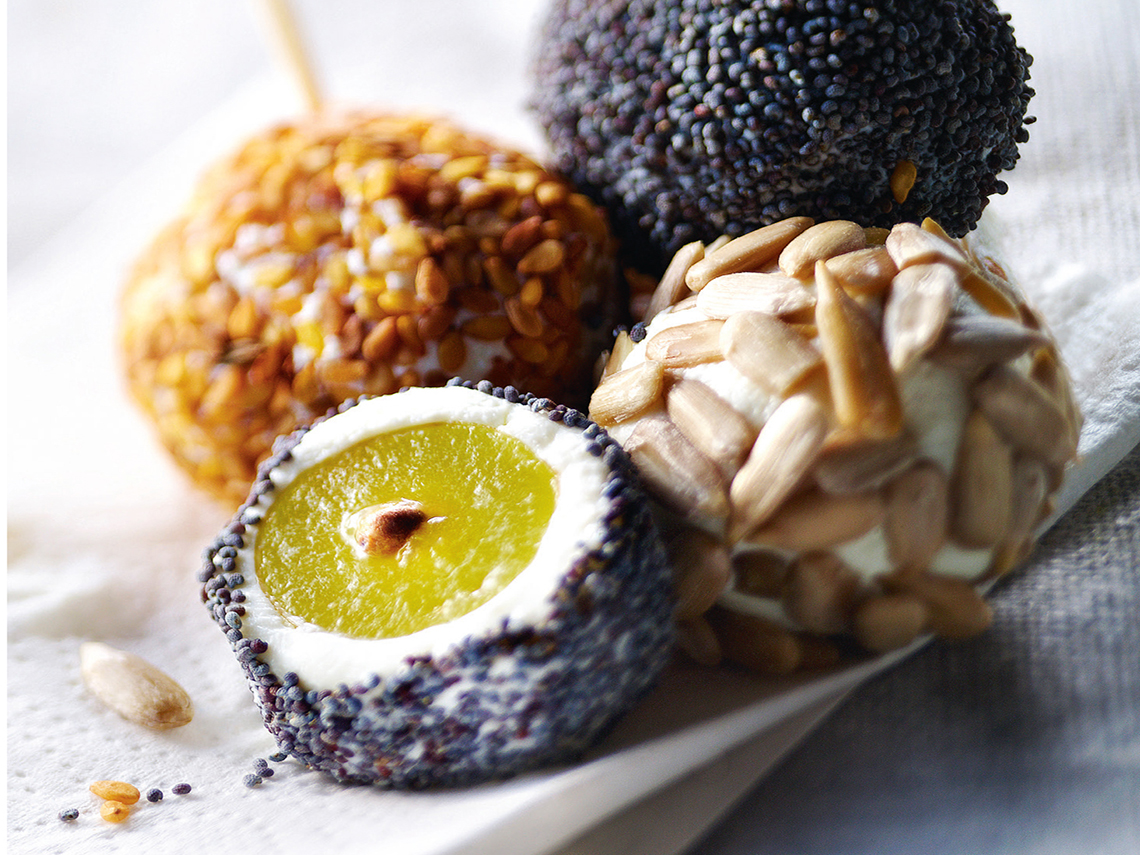 Queso relleno de uva rebozado con frutos secos