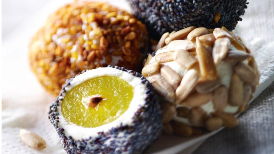 Queso relleno de uva rebozado con frutos secos