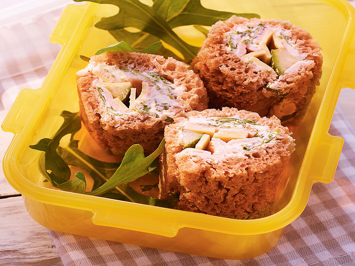 Rollitos de pan de molde rellenos de quesos, rúcula y mahonesa