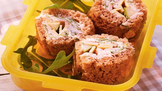 Rollitos de pan de molde rellenos de quesos, rúcula y mahonesa