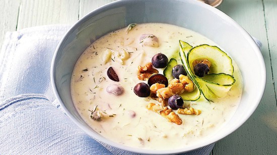Crema fría de pepino con arándanos y nueces