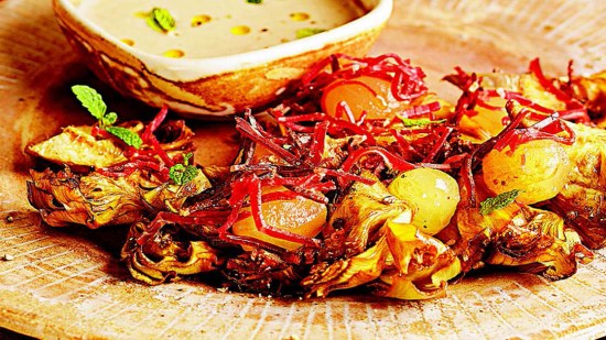 Alcachofas fritas con ajoblanco de nueces y uvas