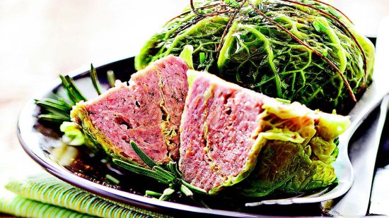 Saquitos de col rellenos de carne