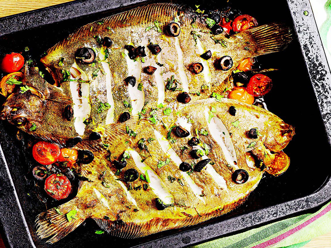 Lenguado al horno con aceitunas negras y cherris