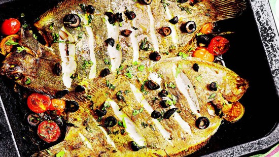 Lenguado al horno con aceitunas negras y cherris