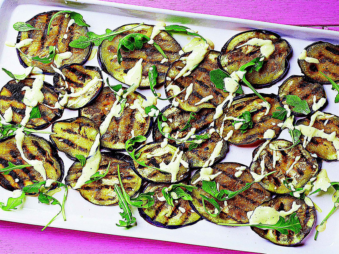 Rodajas de berenjenas con salsa de yogur y limón