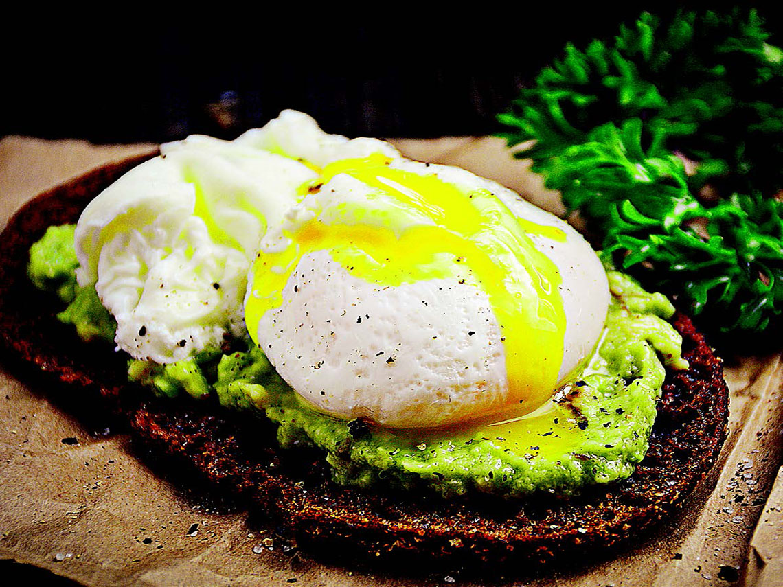 Tostada de aguacate,  queso feta y huevo poché