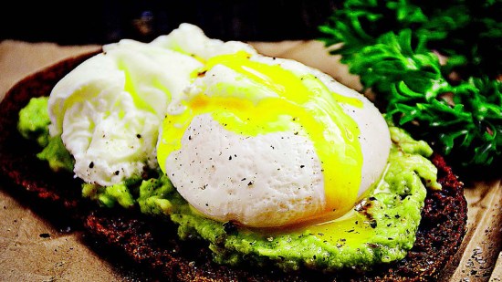 Tostada de aguacate,  queso feta y huevo poché