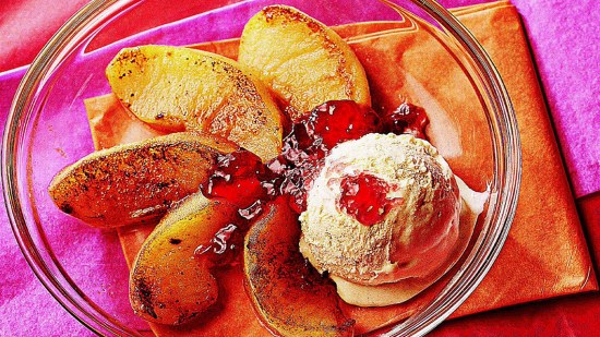 Manzana caramelizada con helado de leche