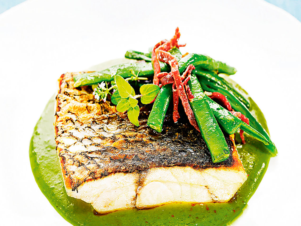 Corvina con crema de guisantes y judías verdes