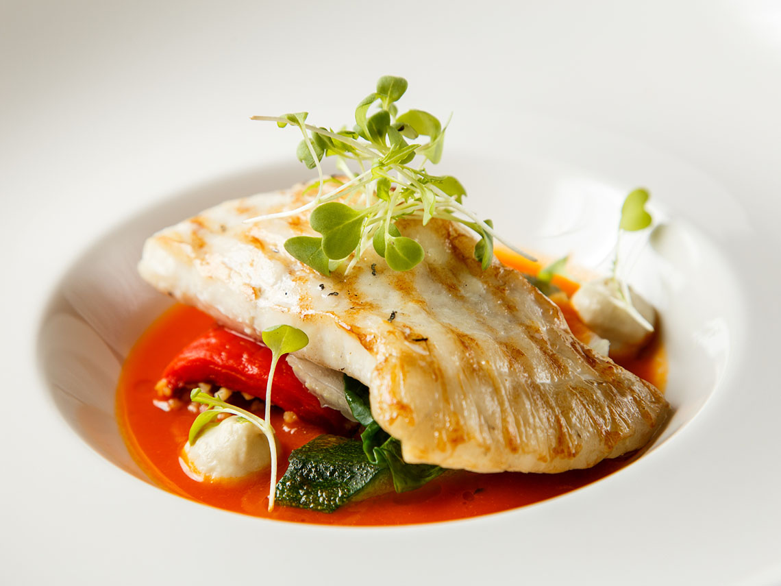 Rodaballo con cocochas, pimientos y pilpil de lima limón